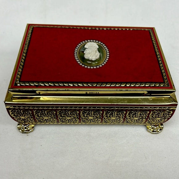 - Vintage tin confectionary box with red velvet and faux cameo hinged lid - Picture 12 of 12
